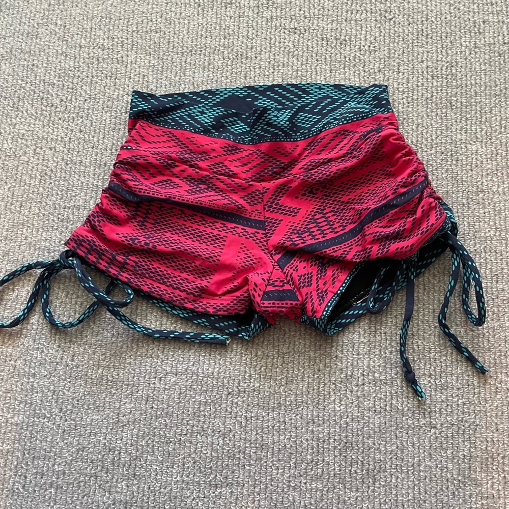 Liquido active shorts.